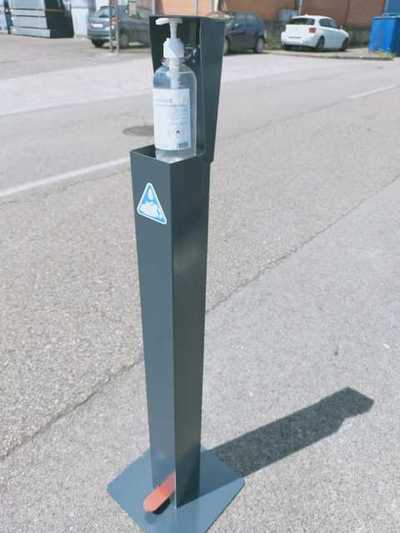 Dispensador de pedal para gel hidroalcohólico